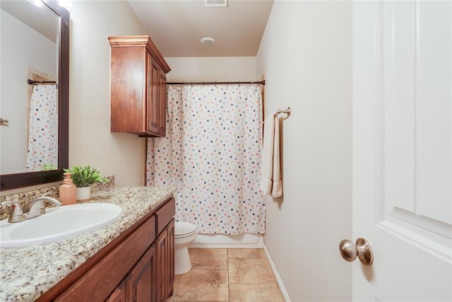 bathroom featuring toilet, a shower with curtain, vanity, and baseboards