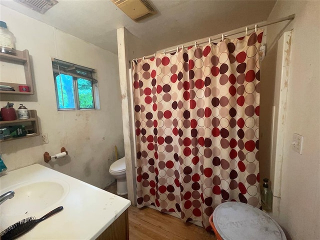 422 E Ash St, Lexington, OK 73051 - bathroom with toilet, vanity, wood finished floors, and curtained shower