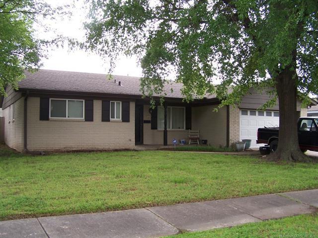 3860 S 82nd E Ave, Tulsa, OK 74145 - ranch-style house with an attached garage, brick siding, and a front lawn