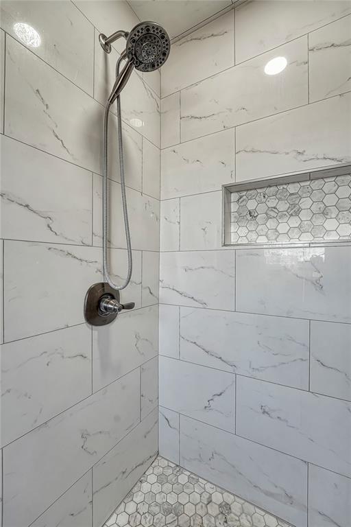 800 N Main St, Thomas, OK 73669 - full bathroom with tiled shower