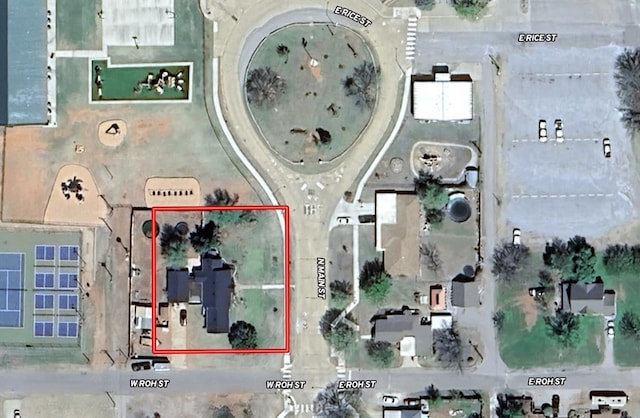 800 N Main St, Thomas, OK 73669 - map / location featuring property boundaries highlighted