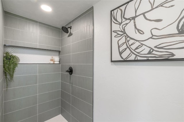6212 N Utah Ave, Oklahoma City, OK 73112 - bathroom with a tile shower