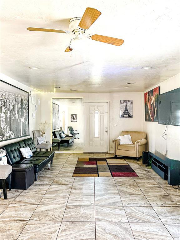 209 SW 40th St, Oklahoma City, OK 73109 - living room featuring a ceiling fan
