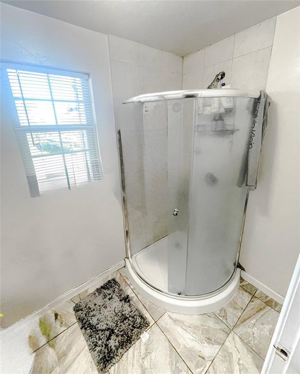 209 SW 40th St, Oklahoma City, OK 73109 - bathroom with a stall shower