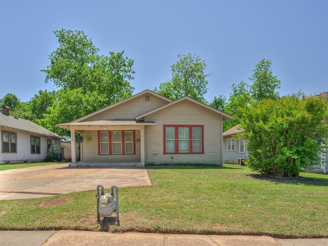 view of front of property with a front lawn and driveway