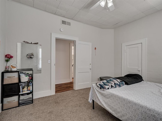 carpeted bedroom featuring ceiling fan