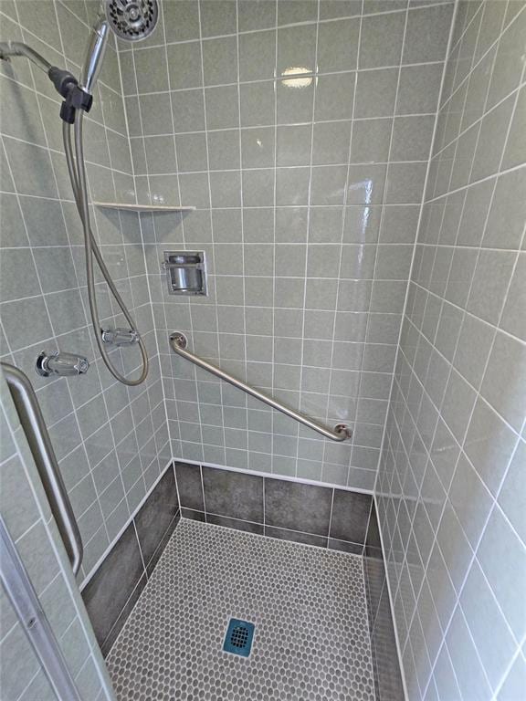 6805 Saint Marys Cir, Oklahoma City, OK 73132 - full bathroom with a tile shower