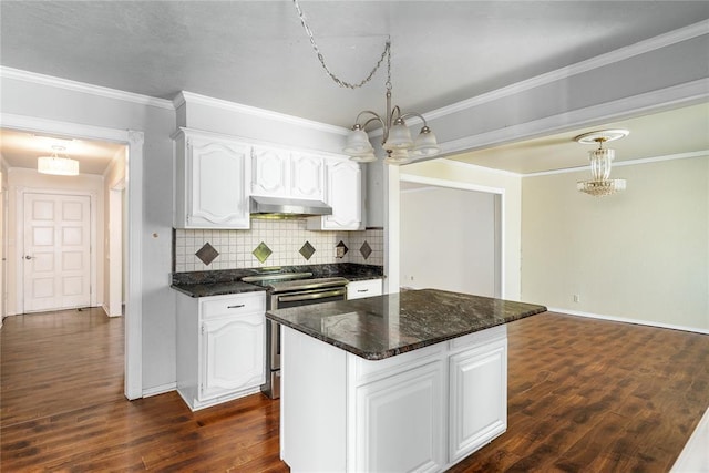 410 NW Taylor Ave, Piedmont, OK 73078 - kitchen with stainless steel electric range, under cabinet range hood, a chandelier, white cabinetry, and ornamental molding