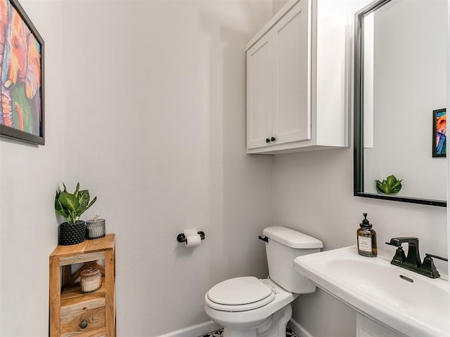 222 Alamosa Rd, Norman, OK 73069 - half bath featuring a sink, baseboards, and toilet