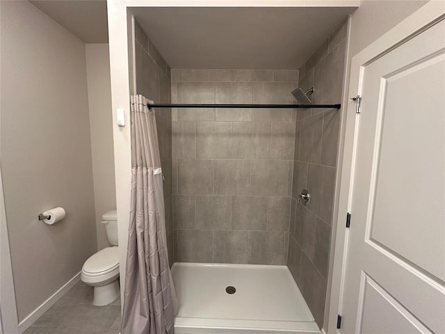 9749 Livingston Rd, Edmond, OK 73025 - bathroom with toilet, a tile shower, baseboards, and tile patterned floors