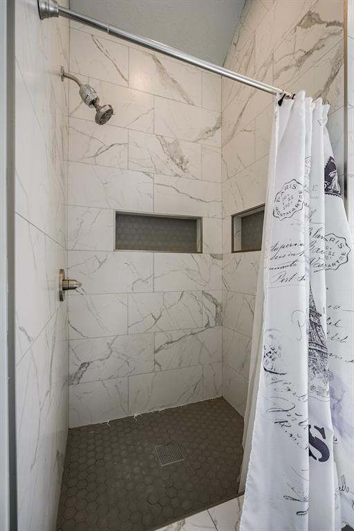 924 Regal Rd, Yukon, OK 73099 - full bathroom with a tile shower