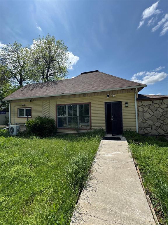 4700 NE 36th St, Oklahoma City, OK 73121 - view of front facade with a cooling unit and a front yard