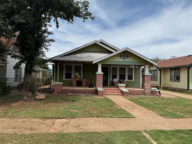 711 E Walnut St, Altus, OK 73521 - view of front of property with covered porch and a front yard