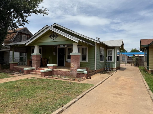 711 E Walnut St, Altus, OK 73521 - view of front of house featuring a porch