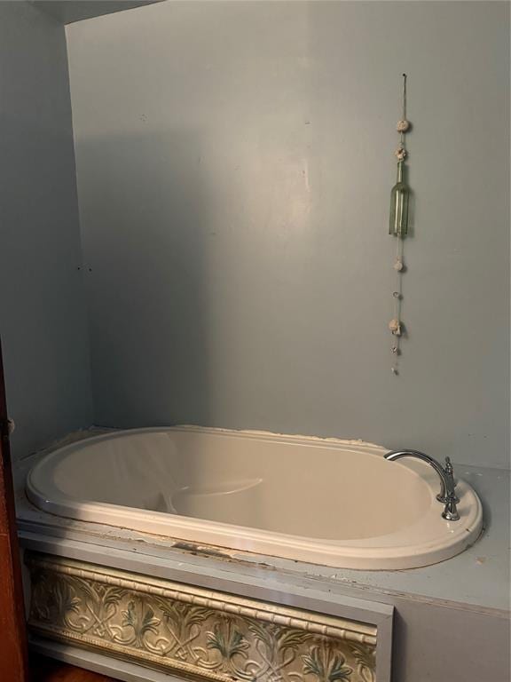 711 E Walnut St, Altus, OK 73521 - bathroom featuring a bathtub