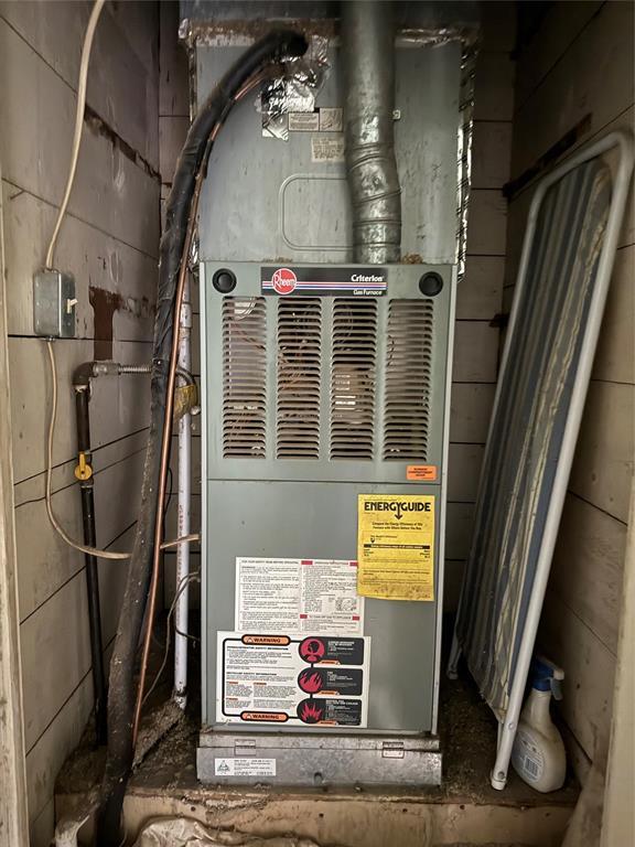 711 E Walnut St, Altus, OK 73521 - utilities with heating unit