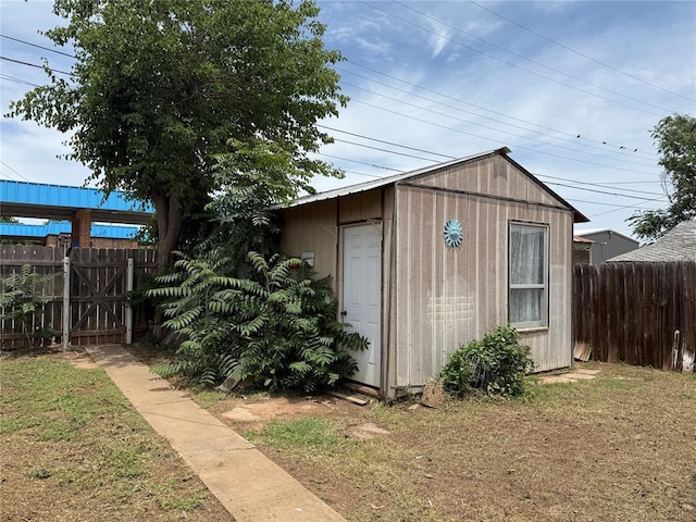 711 E Walnut St, Altus, OK 73521 - view of shed featuring a fenced backyard