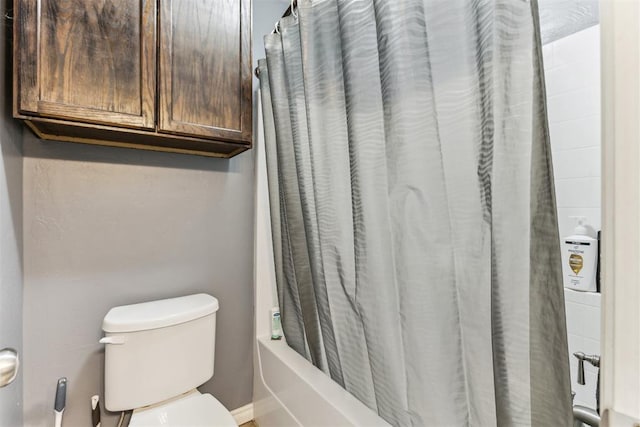 12116 NW 137th St, Piedmont, OK 73078 - bathroom featuring shower / bath combo with shower curtain, toilet, and baseboards