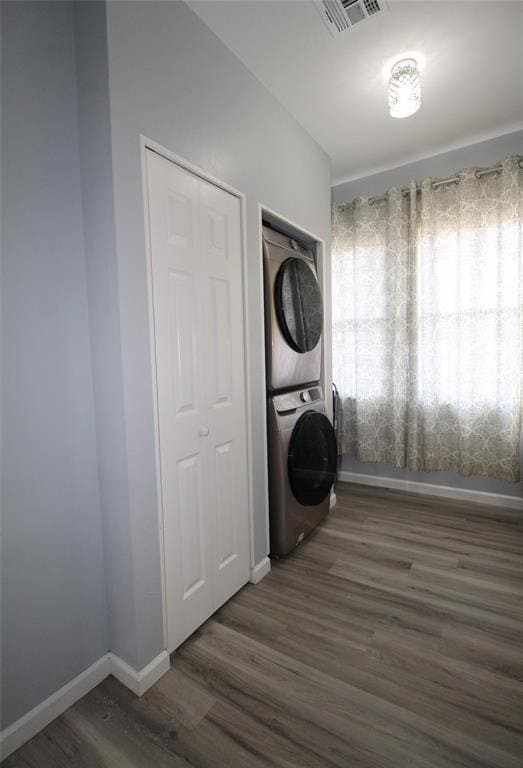 1016 N Louisa Ave, Shawnee, OK 74801 - clothes washing area with estacked washer and dryer, wood finished floors, and baseboards