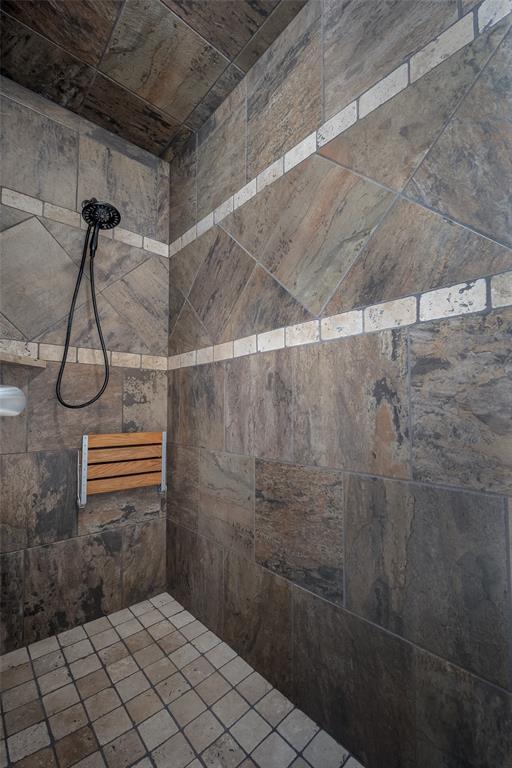 3716 Doningham Dr, Edmond, OK 73034 - bathroom featuring a tile shower