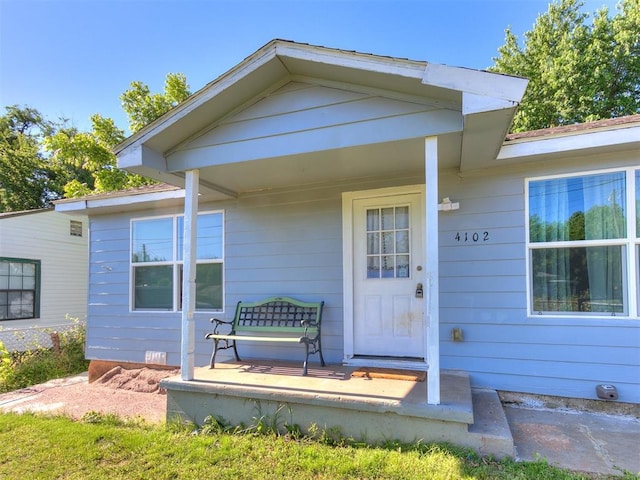 property entrance featuring a porch