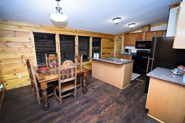 78 Lionfish Rd, Broken Bow, OK 74728 - kitchen featuring black appliances, a sink, brown cabinets, dark wood-type flooring, and vaulted ceiling