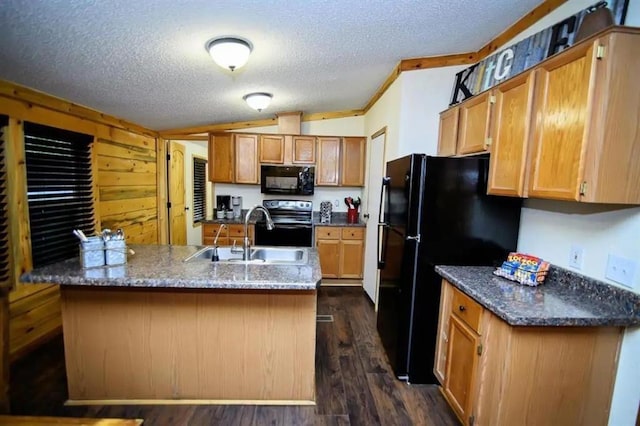 78 Lionfish Rd, Broken Bow, OK 74728 - kitchen with black appliances, a sink, dark wood-type flooring, a textured ceiling, and lofted ceiling