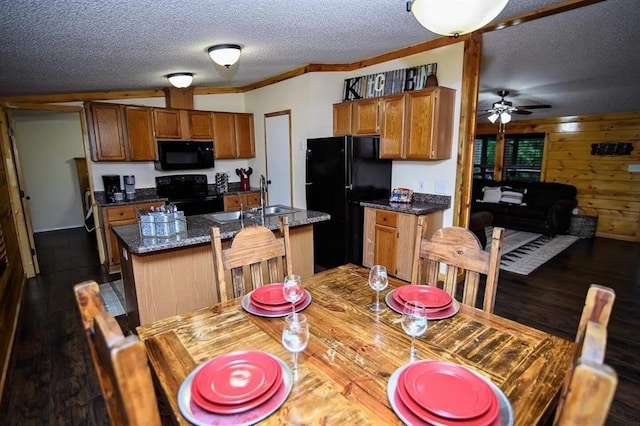 78 Lionfish Rd, Broken Bow, OK 74728 - kitchen featuring black appliances, a sink, a center island with sink, brown cabinets, and a textured ceiling