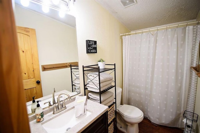 78 Lionfish Rd, Broken Bow, OK 74728 - full bath with wood finished floors, toilet, vanity, a textured ceiling, and a shower with curtain