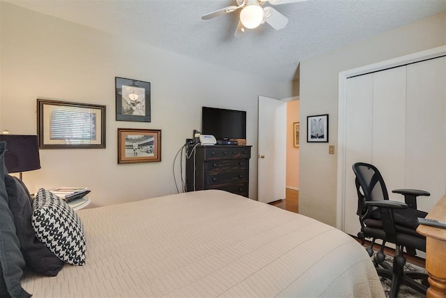 bedroom featuring a closet and ceiling fan