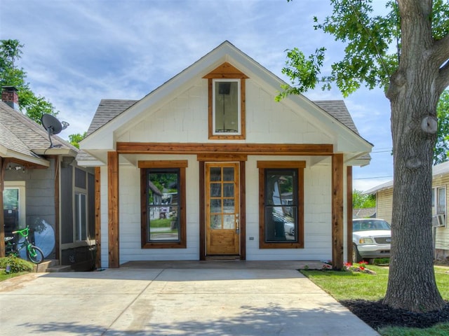 1518 NW 8th St, Oklahoma City, OK 73106 - view of front facade featuring a shingled roof