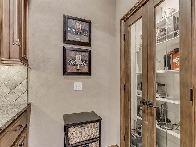 12515 Forest Oaks Dr, Choctaw, OK 73020 - wine room with a textured wall