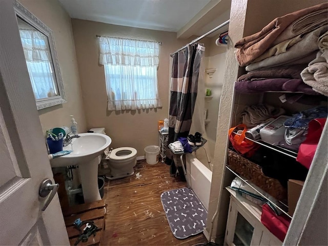 6616 SW 134th St, Oklahoma City, OK 73173 - full bath with wood finished floors, toilet, and shower / bath combination with curtain