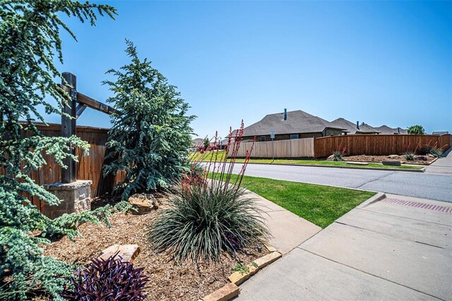 805 Evening Dr, Yukon, OK 73099 - view of yard with fence