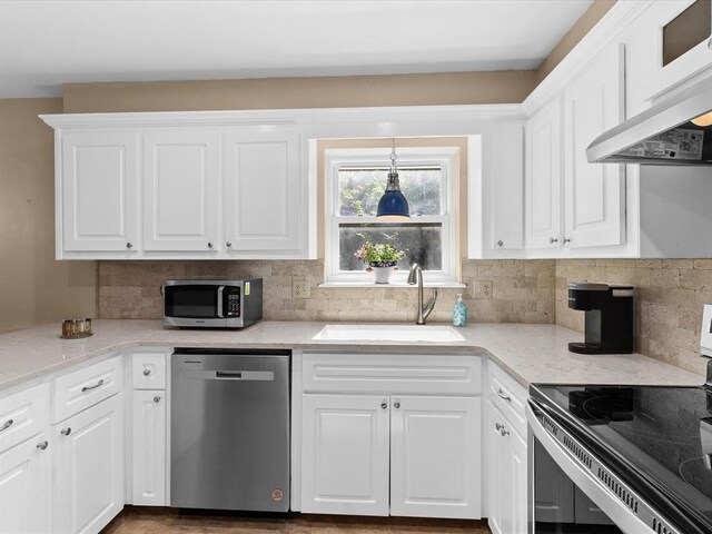 2113 Castle Rock, Edmond, OK 73003 - kitchen with stainless steel appliances, a sink, range hood, white cabinetry, and backsplash
