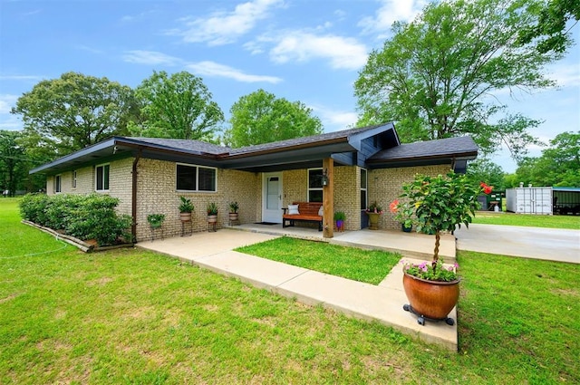 2590 Old 21 Rd, Idabel, OK 74745 - ranch-style home featuring a front lawn and brick siding