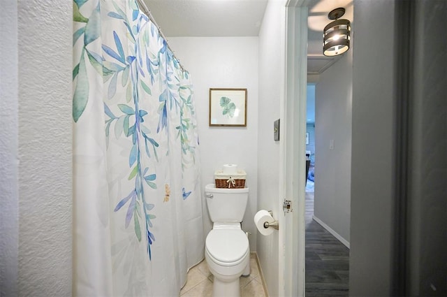 2590 Old 21 Rd, Idabel, OK 74745 - full bath with toilet, tile patterned flooring, baseboards, and a shower with curtain