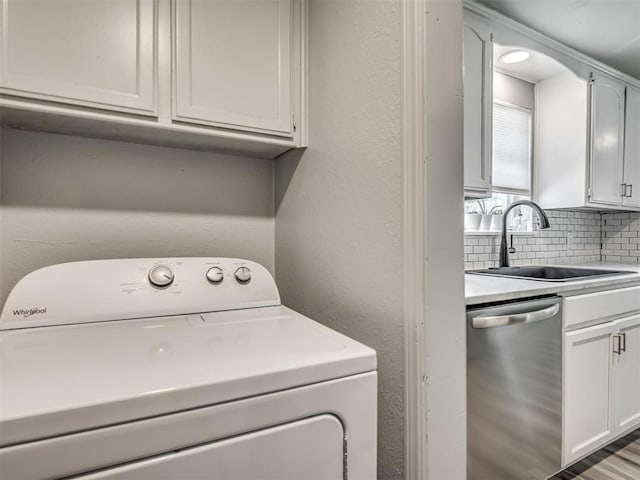 813 Branchwood Ct, Norman, OK 73072 - laundry area featuring washer / clothes dryer and a textured wall
