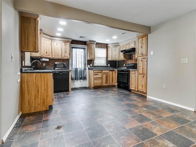 922 W 7th St, Stroud, OK 74079 - kitchen featuring black appliances, baseboards, under cabinet range hood, dark countertops, and recessed lighting