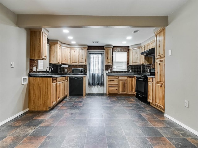 922 W 7th St, Stroud, OK 74079 - kitchen with black appliances, under cabinet range hood, baseboards, dark countertops, and recessed lighting