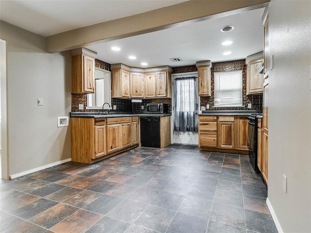 922 W 7th St, Stroud, OK 74079 - kitchen with black appliances, baseboards, healthy amount of natural light, tasteful backsplash, and recessed lighting
