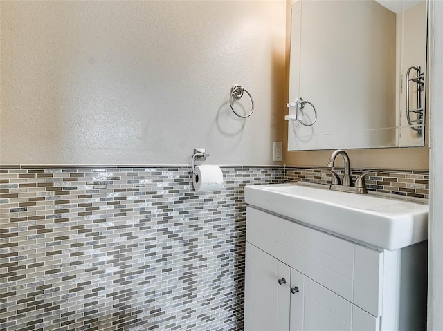 922 W 7th St, Stroud, OK 74079 - bathroom featuring vanity and a textured wall