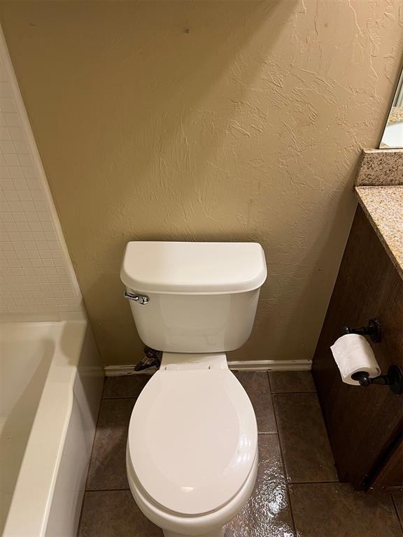 531 W Shadow Ridge Way, Mustang, OK 73064 - bathroom with toilet, a bathtub, baseboards, tile patterned flooring, and vanity