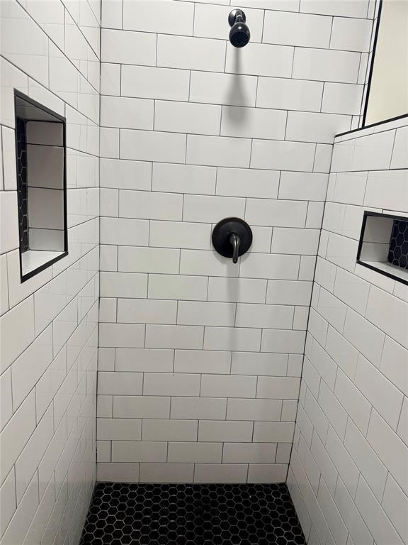 full bath with tiled shower