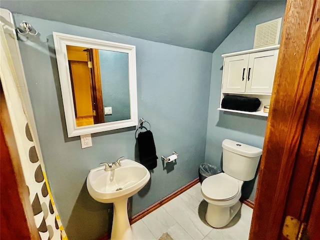 9817 Horseshoe Rd, Oklahoma City, OK 73162 - bathroom with lofted ceiling, toilet, and baseboards