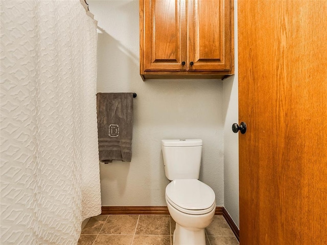 1015 N 3rd Ave, Stroud, OK 74079 - full bath featuring toilet, baseboards, and tile patterned flooring