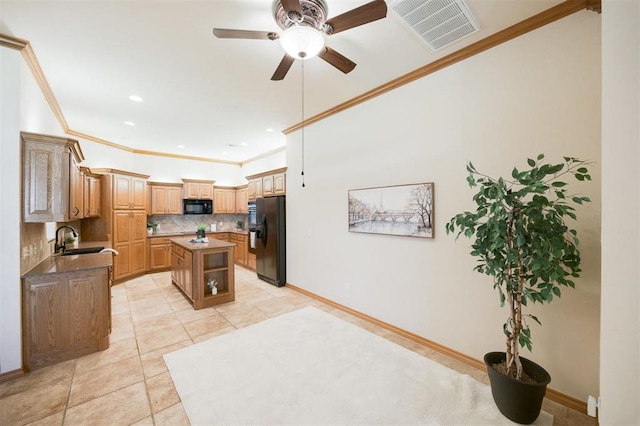 10681 NW 107th St, Yukon, OK 73099 - kitchen featuring black appliances, a sink, backsplash, a center island, and a ceiling fan