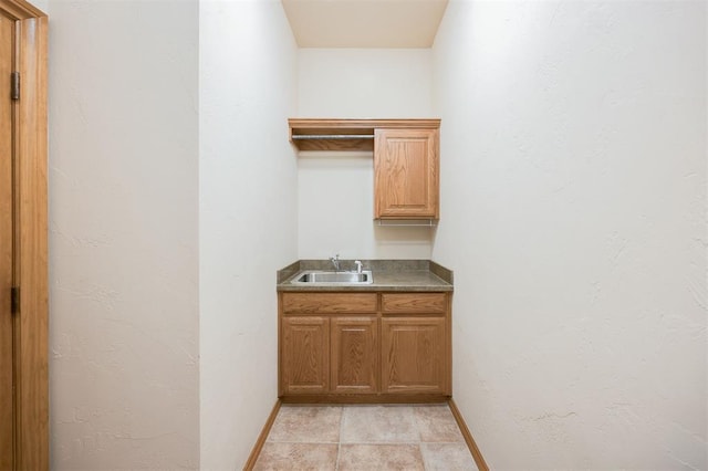 10681 NW 107th St, Yukon, OK 73099 - bar area featuring a sink and baseboards