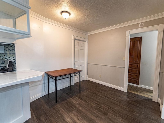 1515 S Reno Ave, El Reno, OK 73036 - dining room featuring wood finished floors, a textured ceiling, crown molding, and baseboards