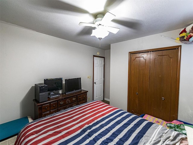 1515 S Reno Ave, El Reno, OK 73036 - bedroom with a ceiling fan and a closet